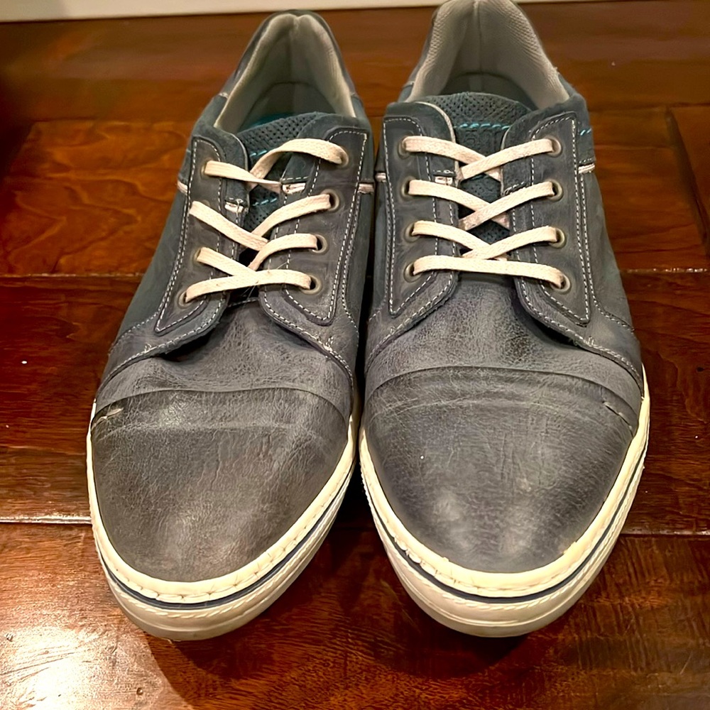 Men’s Steve Madden Limited Edition shoes. Blue leather. White soles